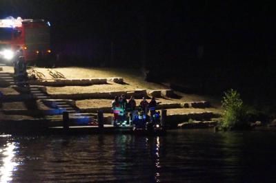 Naechtlicher Wasserrettungseinsatz auf dem Neckar: Mann treibt im Neckar bei Marbach